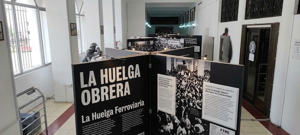Muros autoportantes con el título La huelga obrera y fotografías
