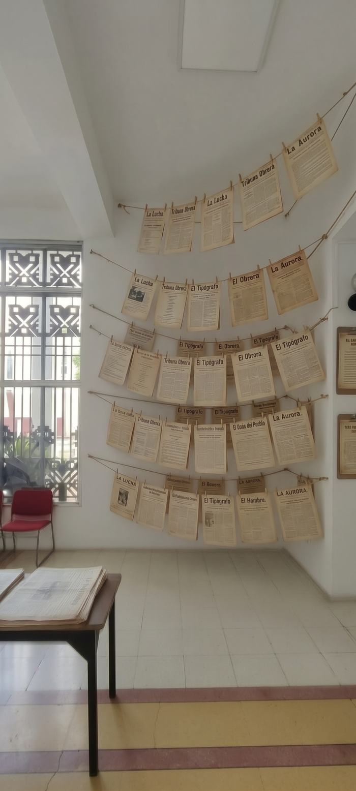 El tendedero obrero: portadas colgadas de cuerdas