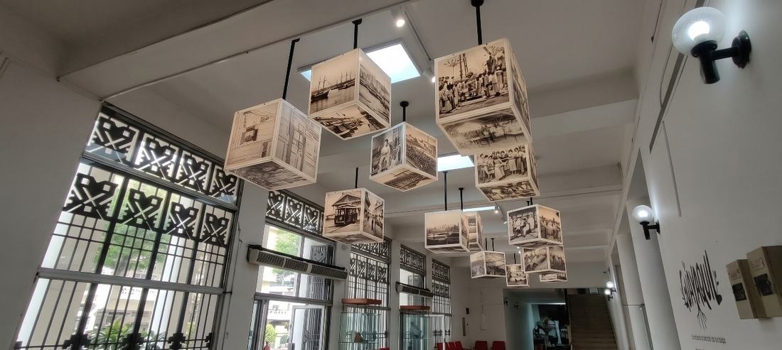 Falsas cajas de luz: cubos suspendidos con portadas impresas